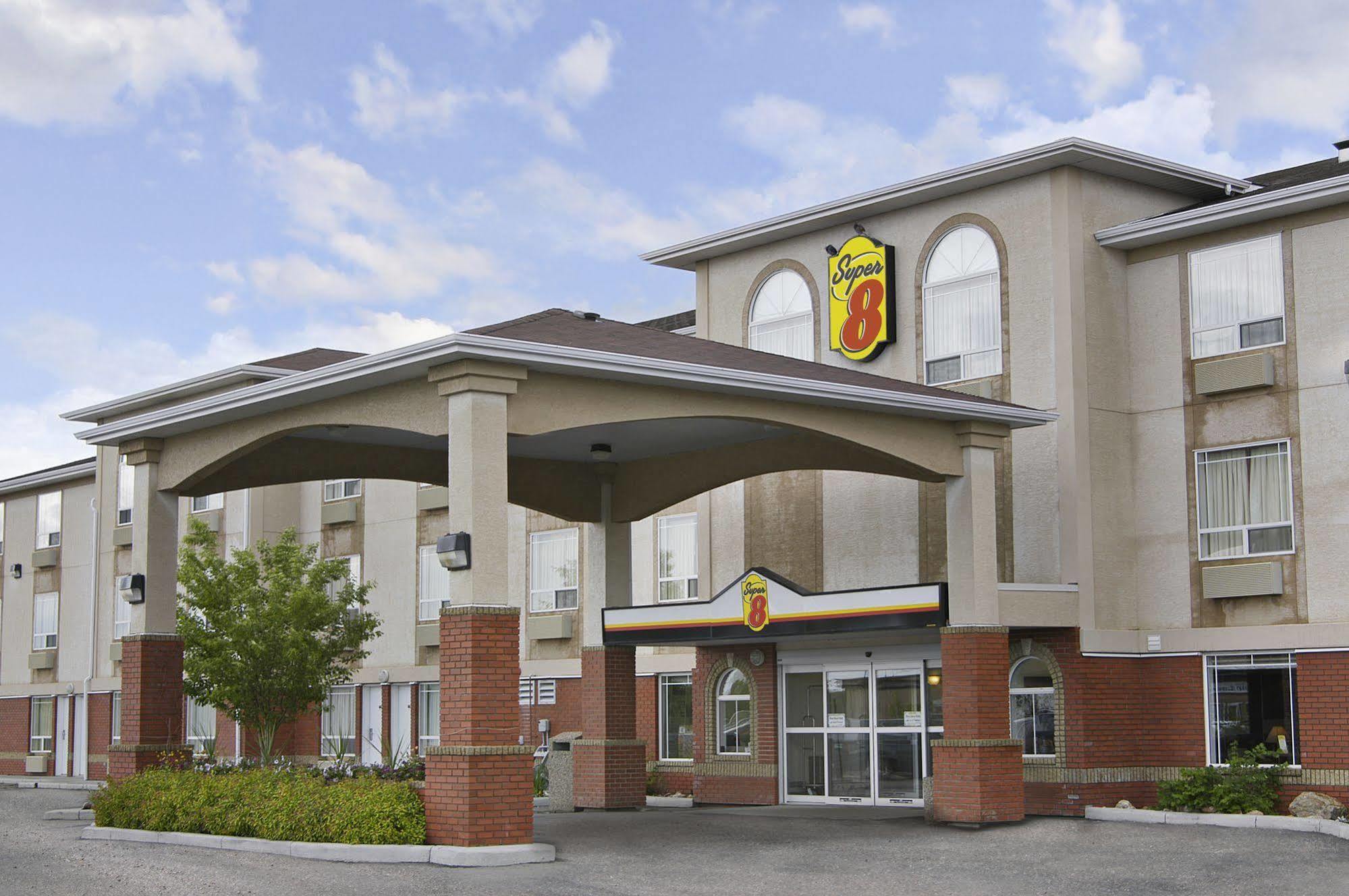 Super 8 By Wyndham High River Ab Екстериор снимка